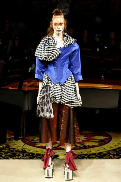 Look 10